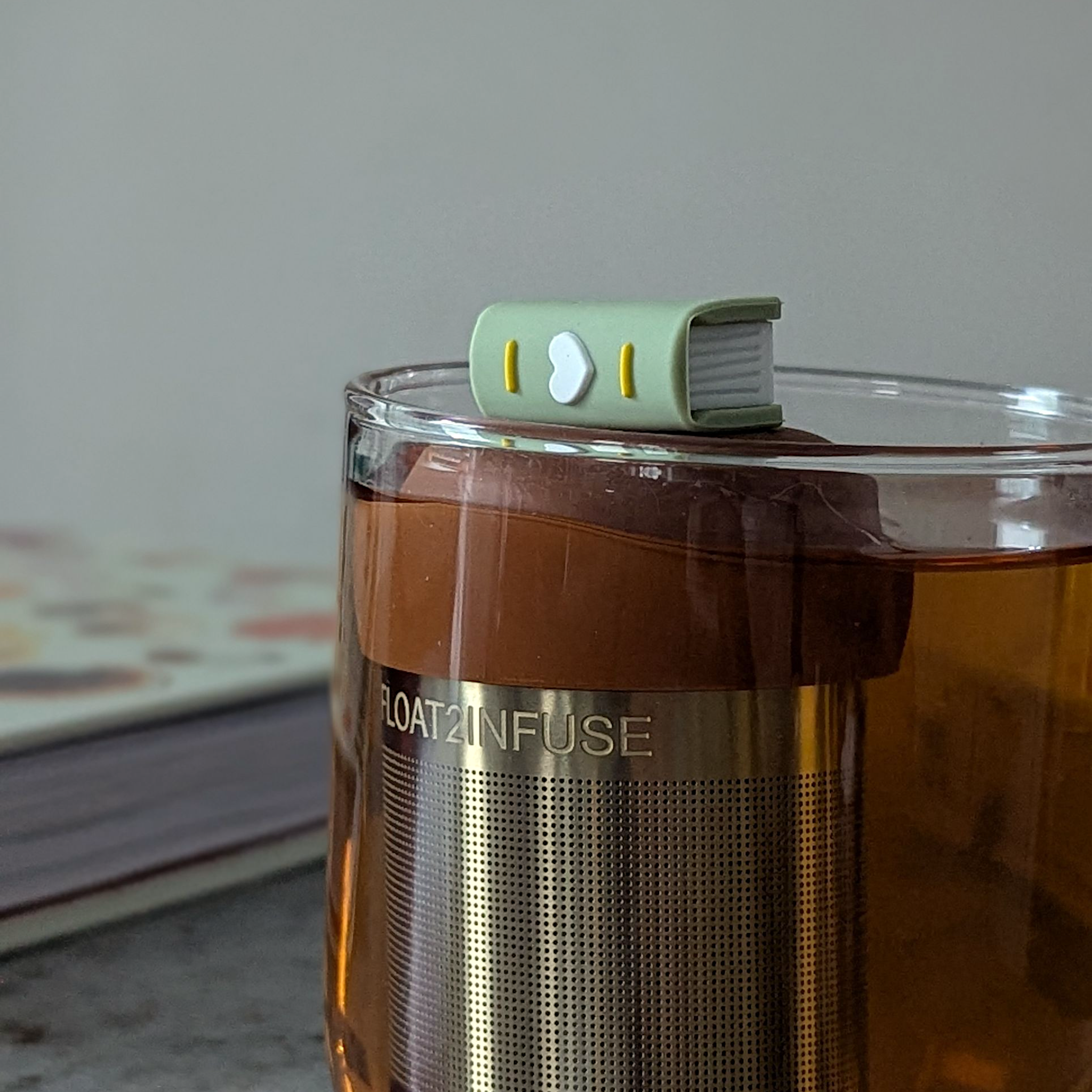Green Heart Book | Floating Tea Infuser | Light Brown Base